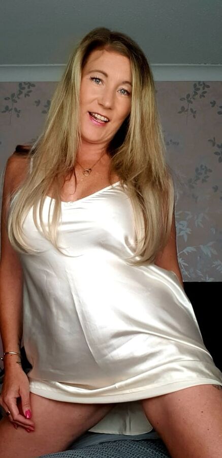 Sexy as fuck MILF Slut