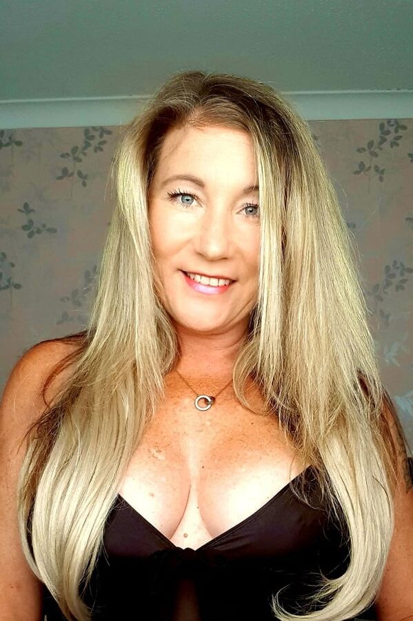 Sexy as fuck MILF Slut