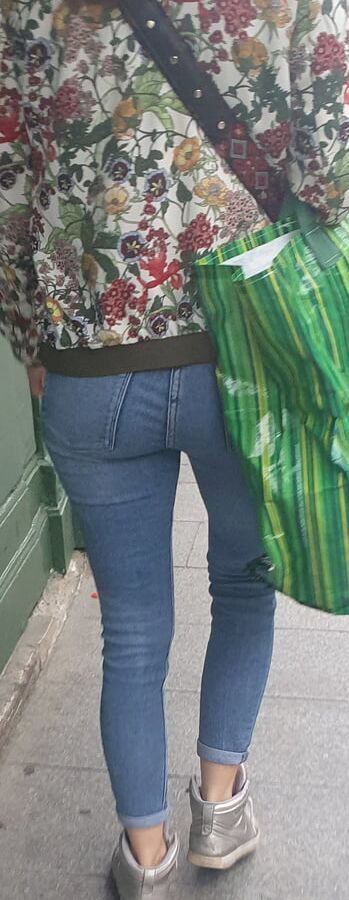 TIGHT JEANS ASS GIRL