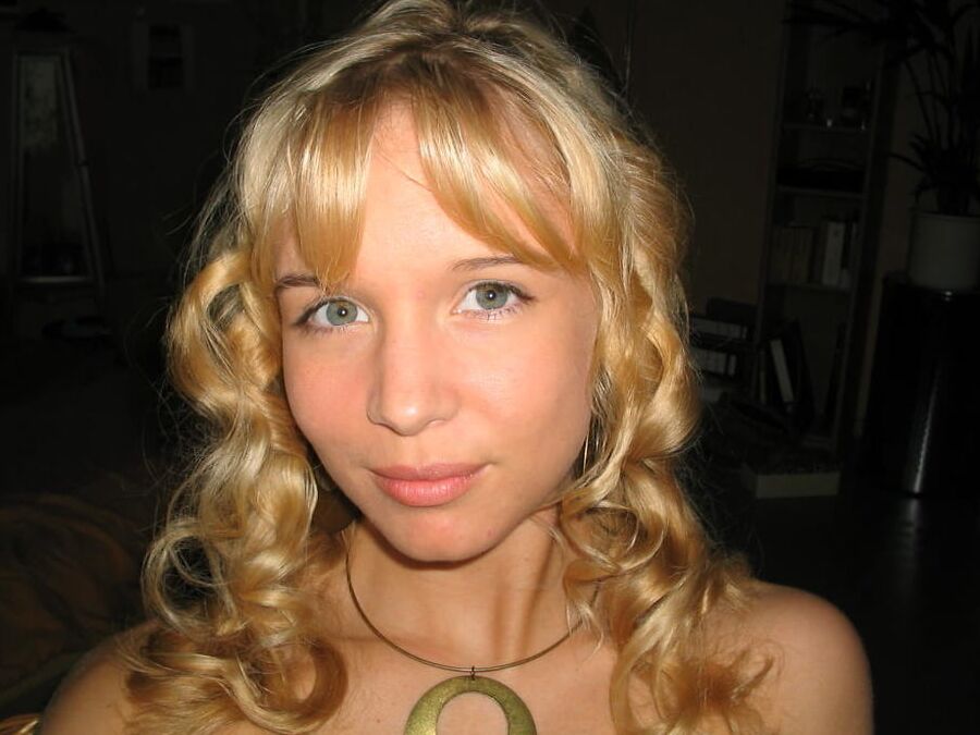 Amateur Blonde Tease EXPOSED !