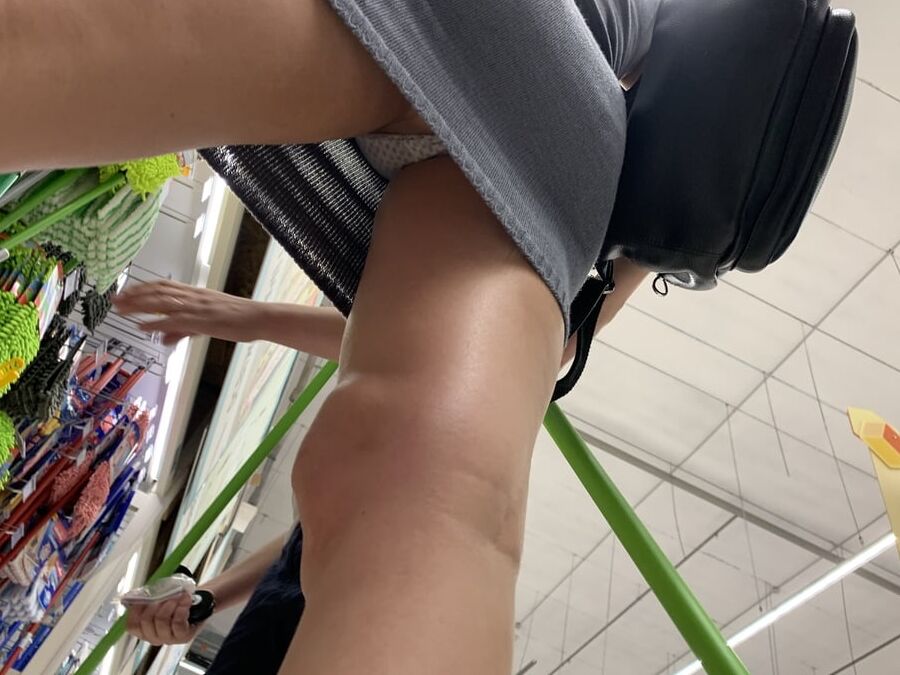 Milf lady upskirt