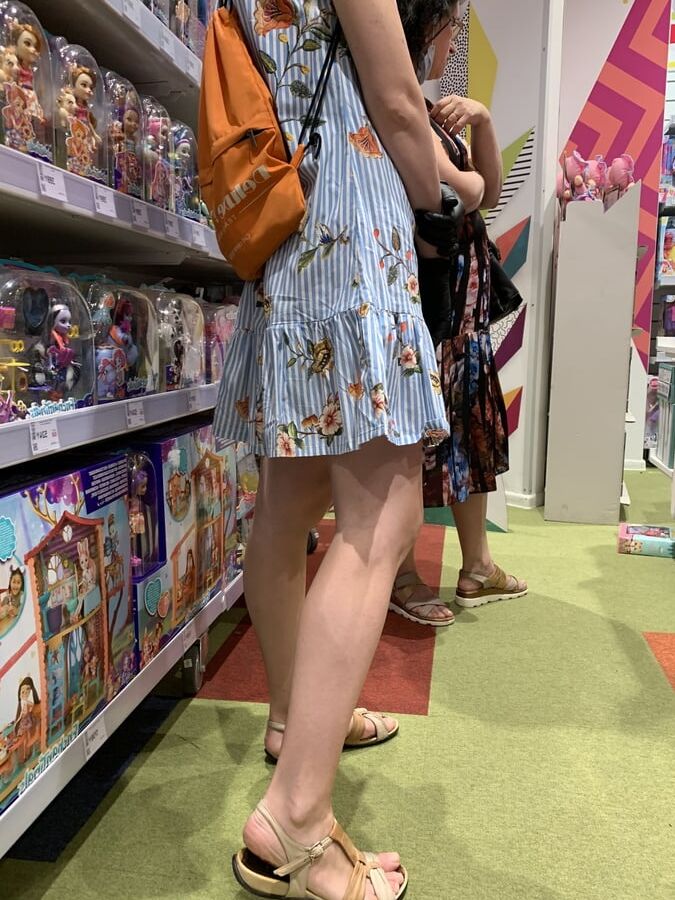 Upskirt mature in kmall
