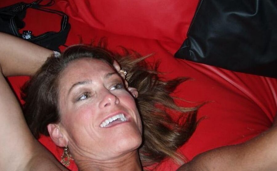 Lynn, white-collar sexy milf