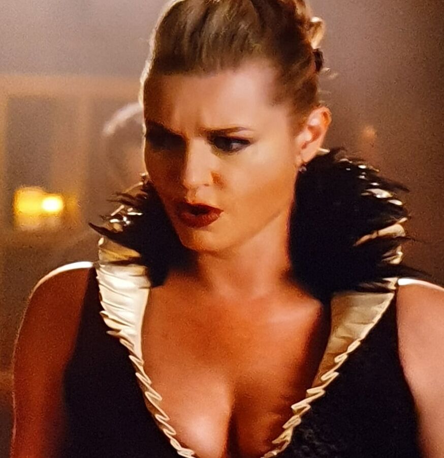 Rebecca Romijn sexy in tight leather skinny pants