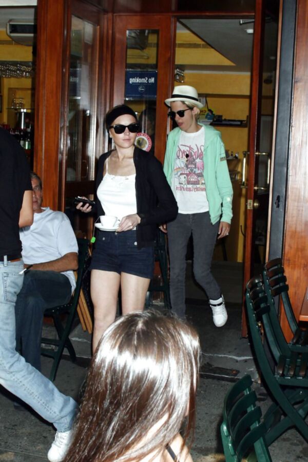 Une brunette bandante en short de jeans