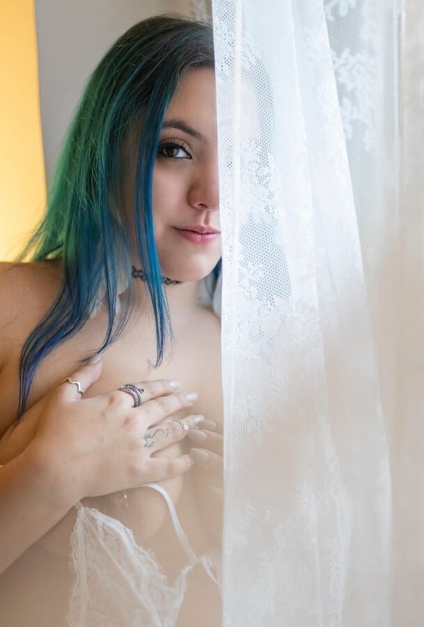 Curvy Babe Samis