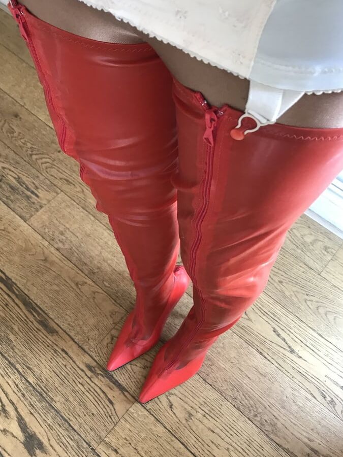 Dee in Latex