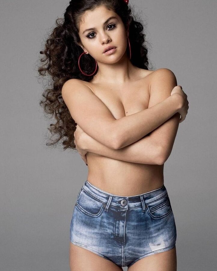 Selena Gomez hot