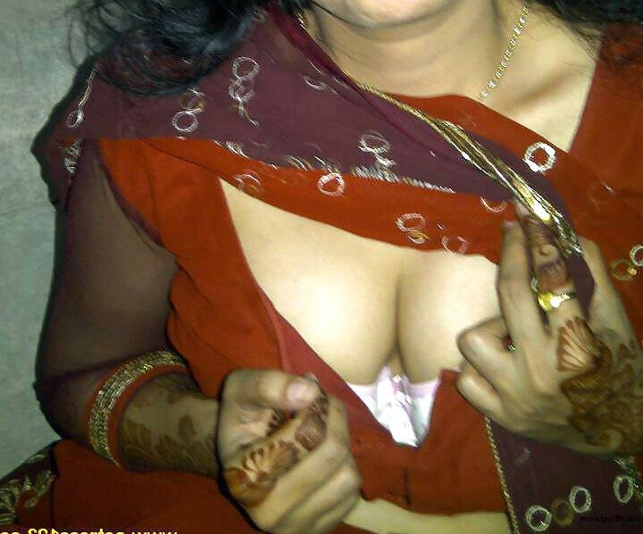 mahatha aunty boobs