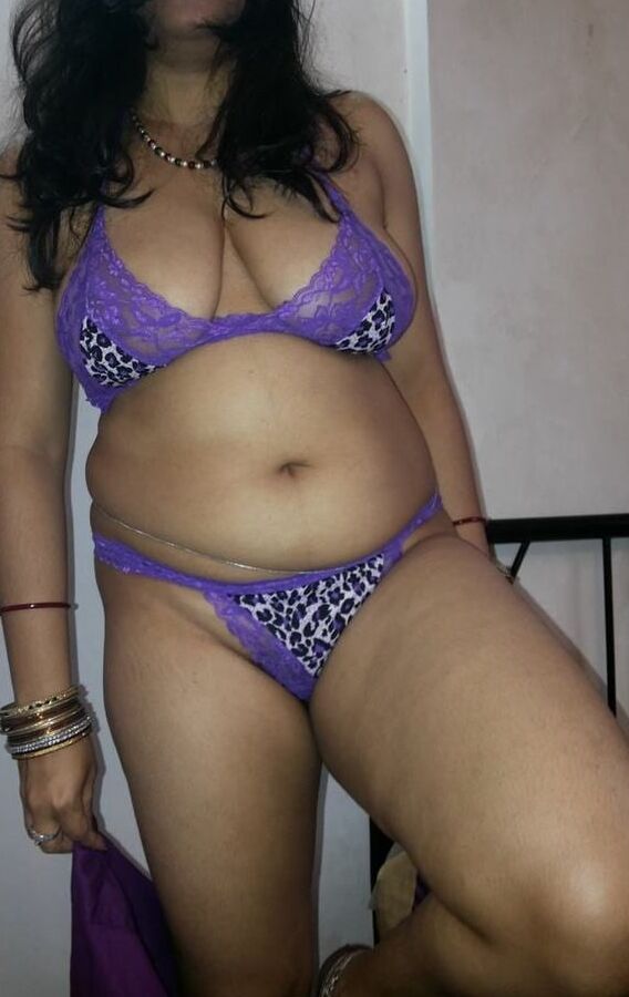 desi bhabhi wearing expensive jewellerys
