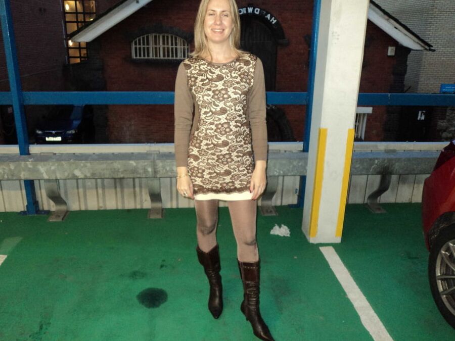 gorgeous uk leggy milf