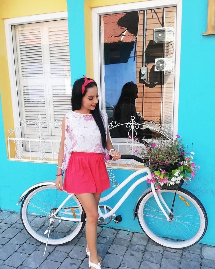 Yari Castellanos conejita