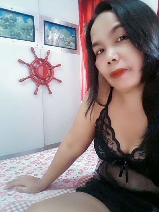 Ibu memakai baju tidur sexy