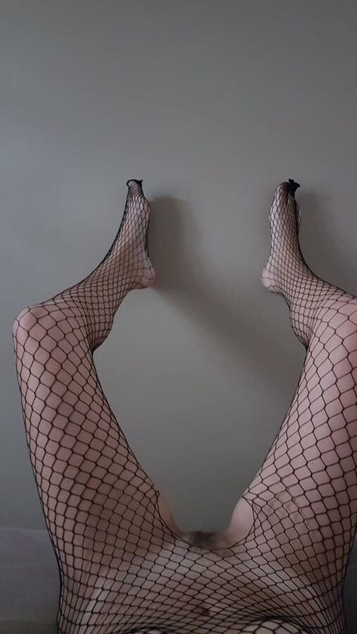 Ma femme soumise et sa chatte poilue essaie ses tenues