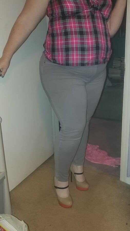 Big ass dressed up and in pantyhose and heels
