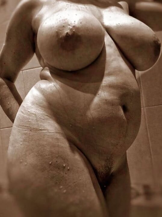 Snevla naked body