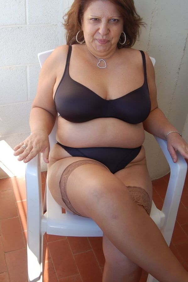 MATURE SLUTS WEAR STOCKINGS
