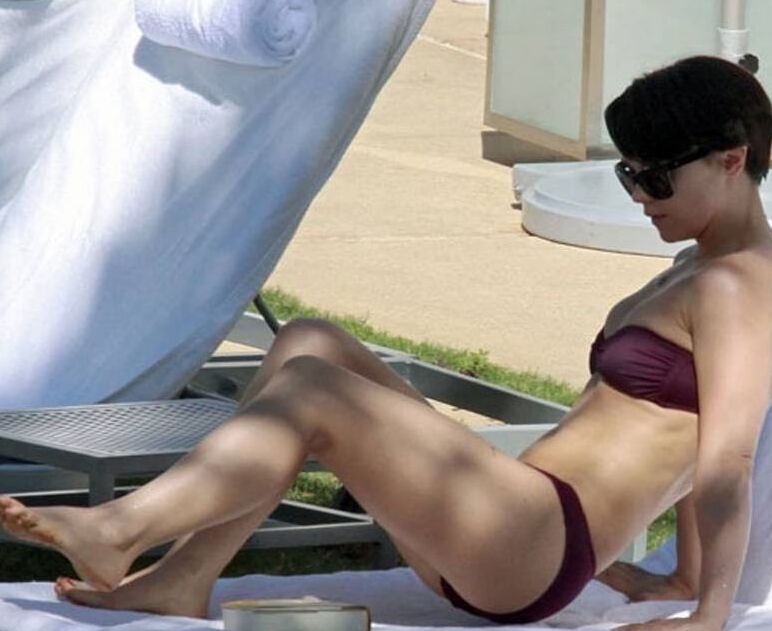 Christina Ricci juicy ass and big tits in bikini