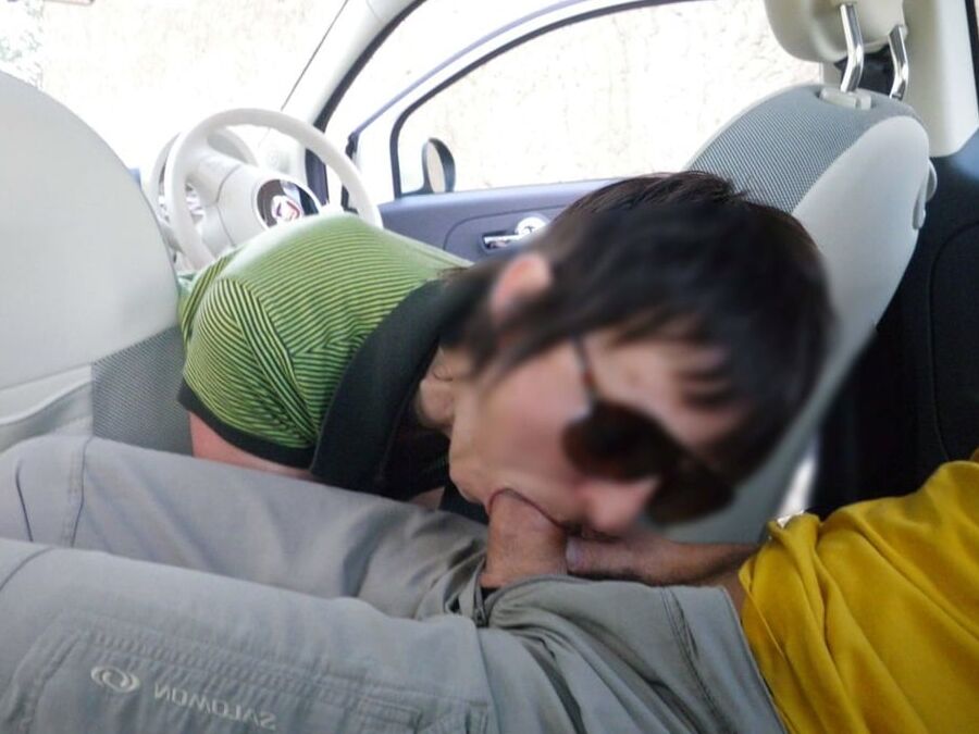 En voiture, Madame s&;occupe de la bite de Monsieur