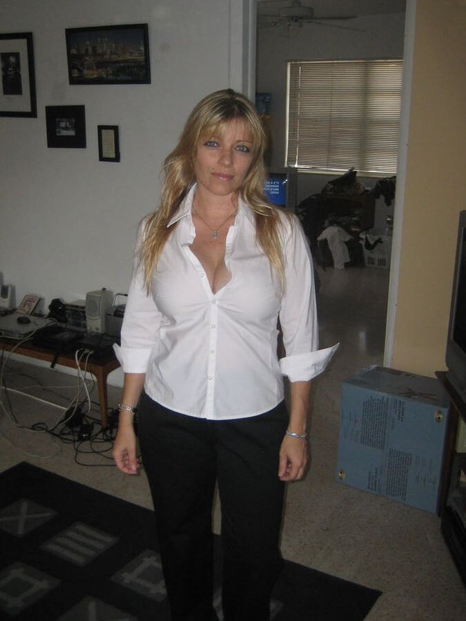 Sexy MILF babe
