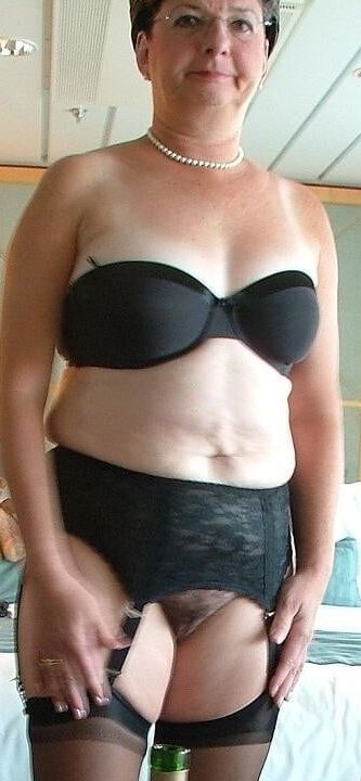 MATURE SLUTS WEAR STOCKINGS
