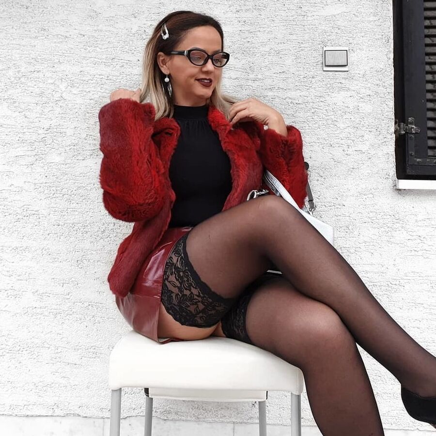amateur mature Sonja in nylon fotoshoot