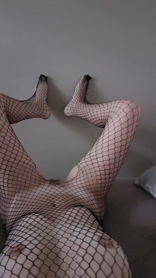 Ma femme soumise et sa chatte poilue essaie ses tenues