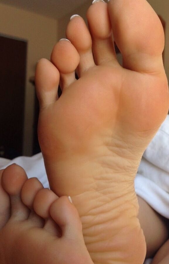 Show more soles in the air &amp; bare female feet in porn.