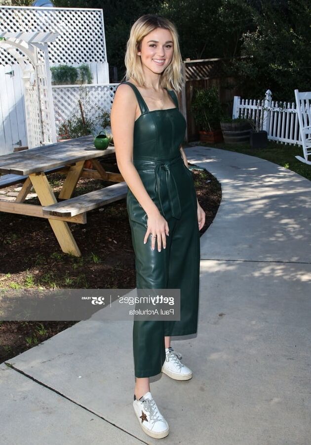 Sadie Robertson should be used so hard she can&;t walk