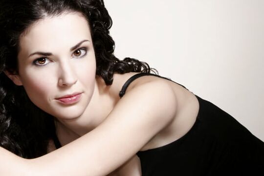 Laura Mennell