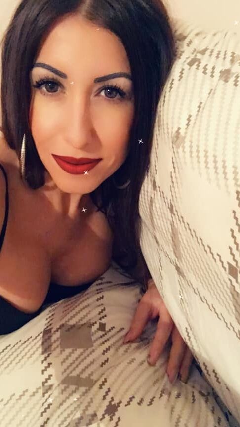 Greek Slut : Kelly