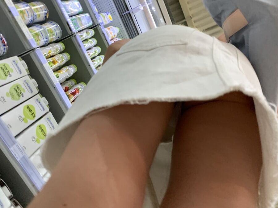 Upskirt beauty girl