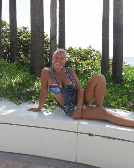 Blonde Milf, Mature, Bikini