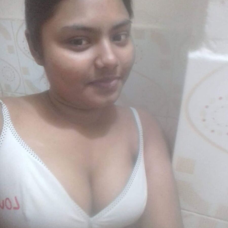 New Bangladeshi Girl showing Boobs