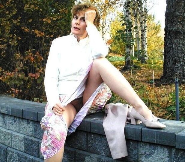 Look No Panties !