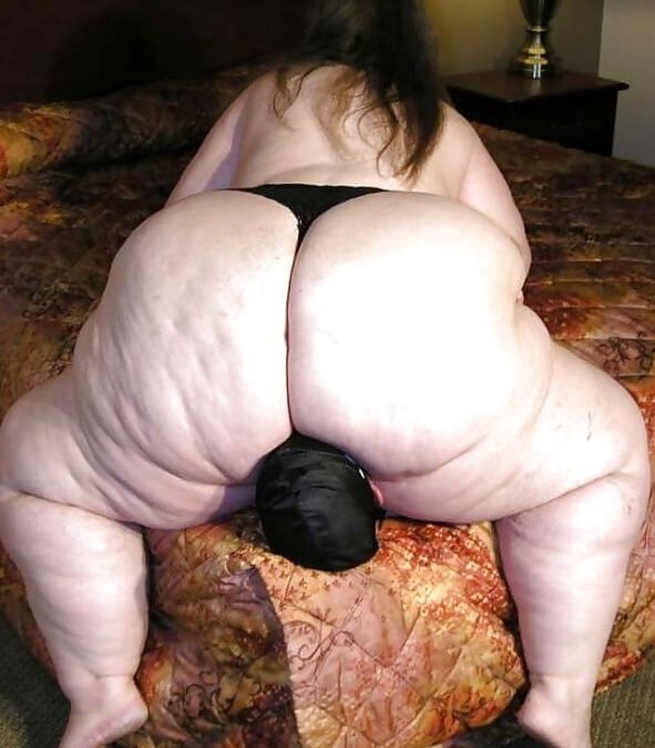 I wish i was the lucky guy under them sexy asses!