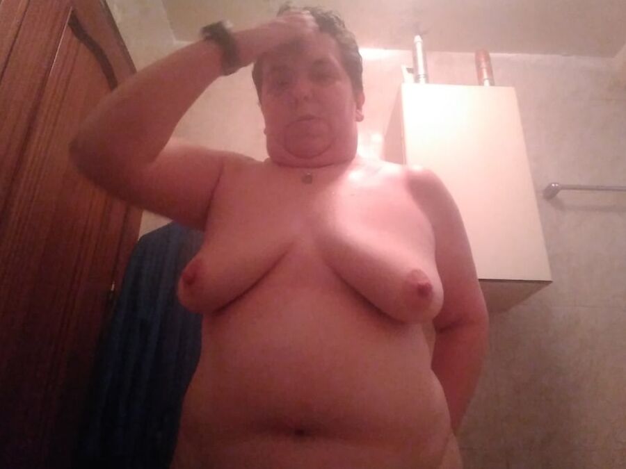 my fat girl takes a selfie