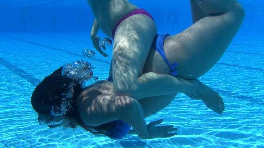 Spanish lesbian play at swimmingpool
