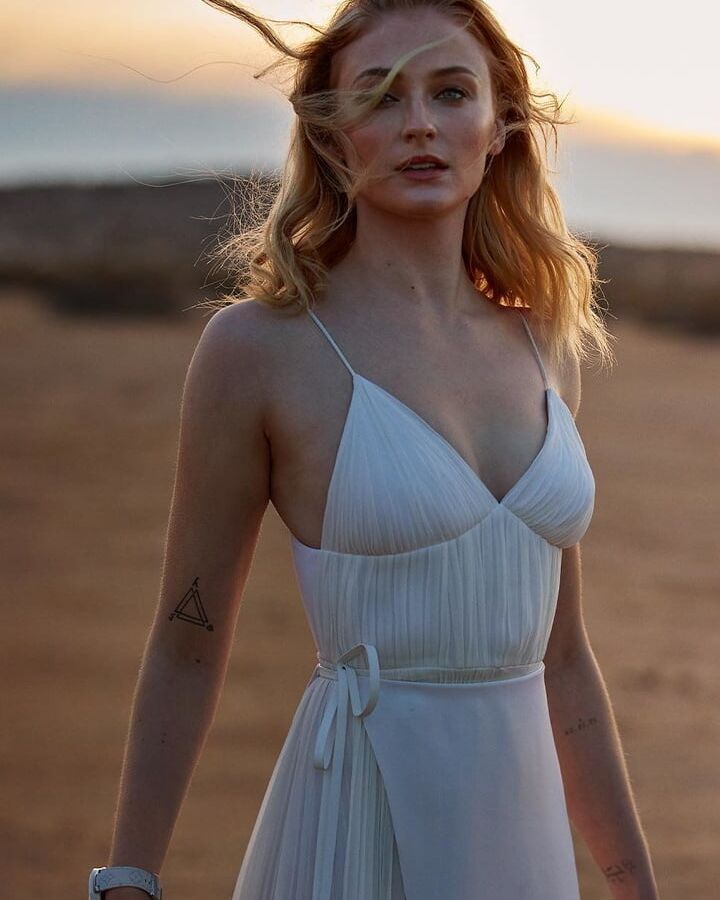 Sophie Turner hot celeb