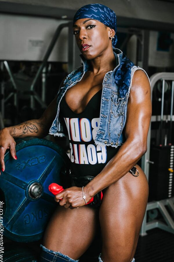 Ebonies wearing strapon
