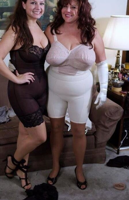 ÄLTERE FRAUEN IN DESSOUS