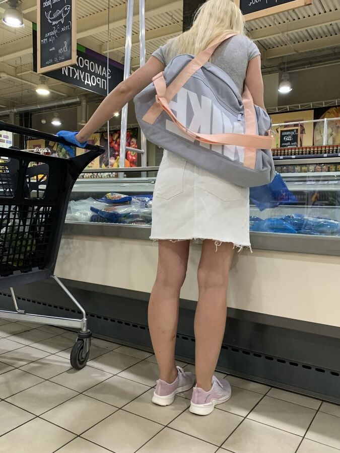 Upskirt beauty girl