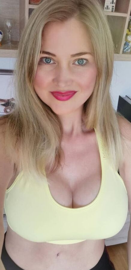 Curvy amateur MILF Sandra in hot nylon legs