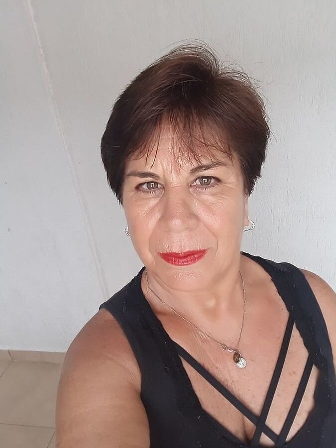 Abuela sexy merece cum en la cara