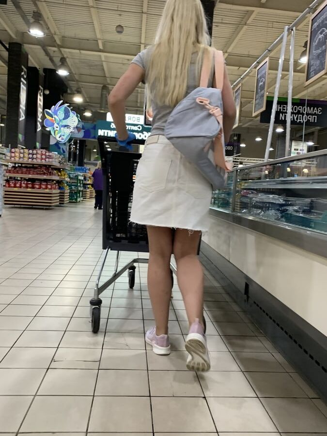 Upskirt beauty girl