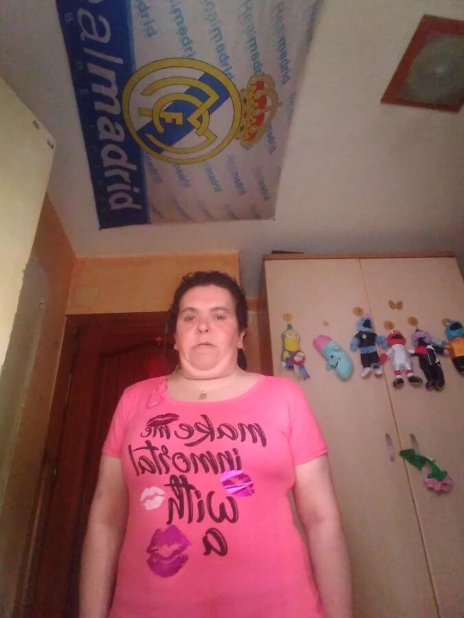 my fat girl takes a selfie