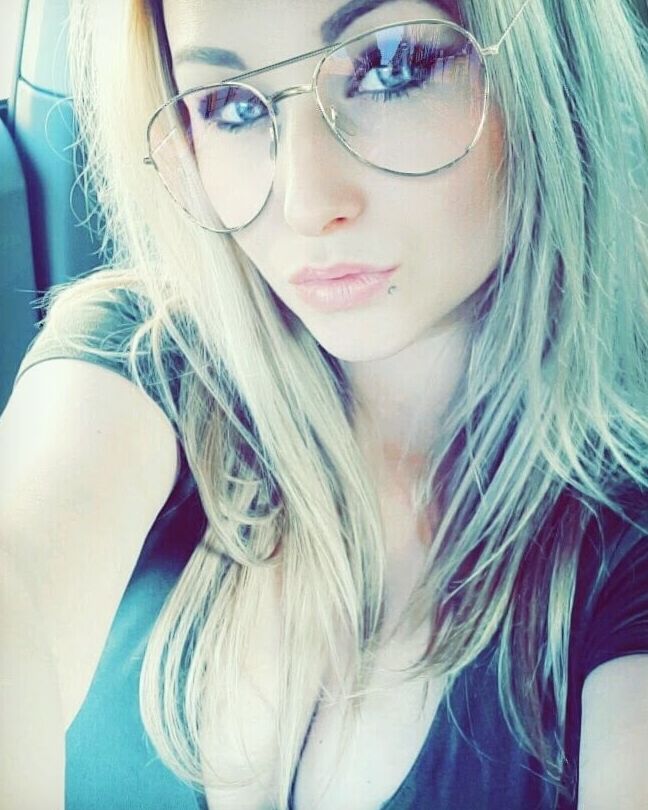 Belgian model Anneke COMMENT HER