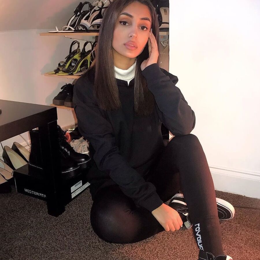 Sexy Pakistani Hot Women WankBank