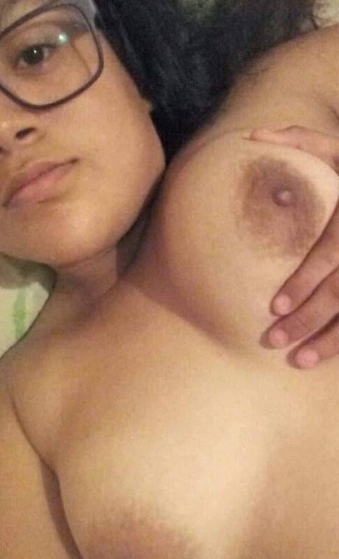 Joven mostrando tetitas