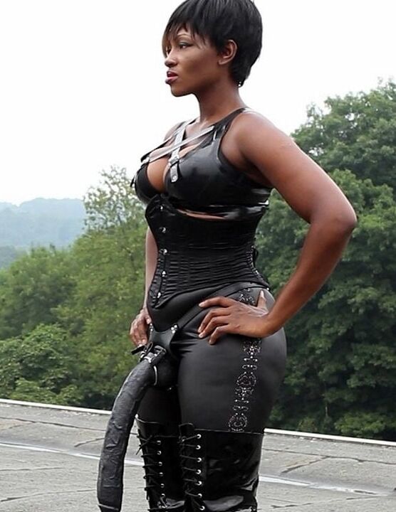 Ebonies wearing strapon